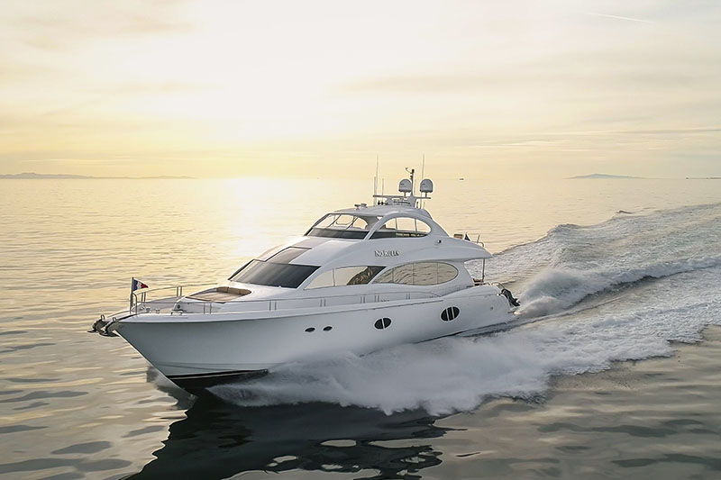 Lazzara 84 Flybridge